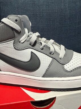 Nike Kids Low-Top Sneaker in Gray and White
